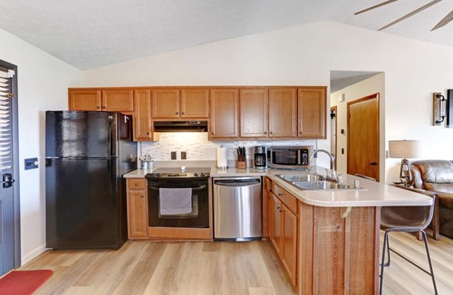 Young Harris Cabin | Escape to Lake Chatuge! Stunning views of the mountains and lake!