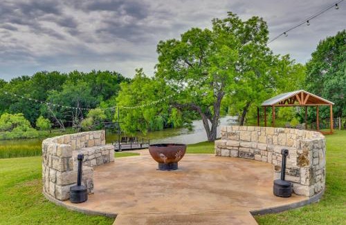 Dennis House | Escape to Lake Granbury! 'Yellow Rose Cabin'