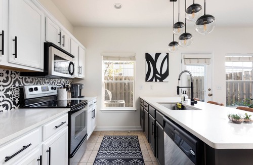 Hurwood Heights House | Escape to Luxury: Nashville's Chic Townhouse Haven/Near Gulch and Downtown