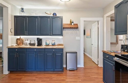 Wolcott House | Escape to our cozy 2-BR lakefront cottage on East Bay! Sleeps 6.