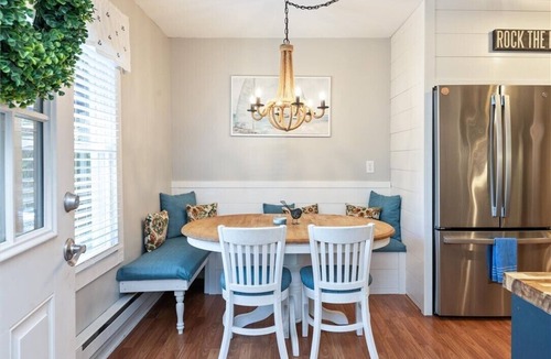 Wolcott House | Escape to our cozy 2-BR lakefront cottage on East Bay! Sleeps 6.