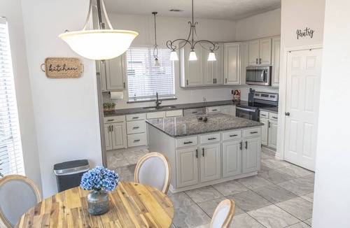 Southwest Arlington House | Escape to our spacious modern home in the Dallas-Fort Worth area! Perfect for families and friends, it features multiple living areas, a full kitchen, private backyard, and easy access to Arlington, Dallas, and Fort Worth attractions.