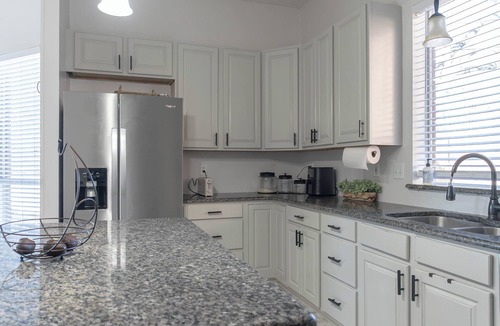 Southwest Arlington House | Escape to our spacious modern home in the Dallas-Fort Worth area! Perfect for families and friends, it features multiple living areas, a full kitchen, private backyard, and easy access to Arlington, Dallas, and Fort Worth attractions.