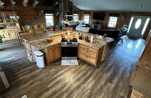 Tea Cabin | Escape to PARADISE on 10 sprawling acres in which to do anything you please!