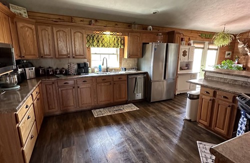 Tea Cabin | Escape to PARADISE on 10 sprawling acres in which to do anything you please!