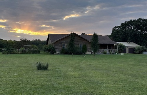 Tea Cabin | Escape to PARADISE on 10 sprawling acres in which to do anything you please!