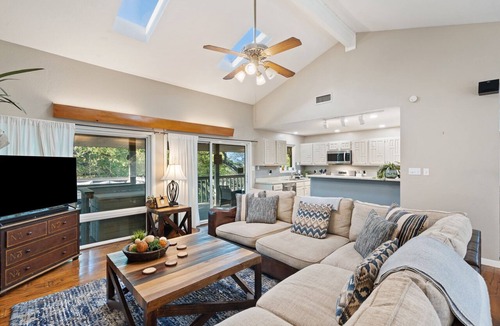 Eagle Ridge House | Escape to Reames Dream BnB: Lakefront bliss with sand volleyball awaits!