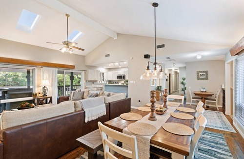 Eagle Ridge House | Escape to Reames Dream BnB: Lakefront bliss with sand volleyball awaits!