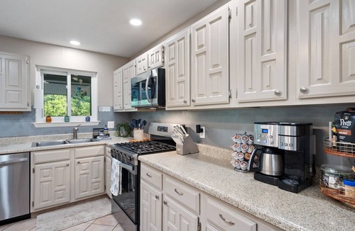 Eagle Ridge House | Escape to Reames Dream BnB: Lakefront bliss with sand volleyball awaits!