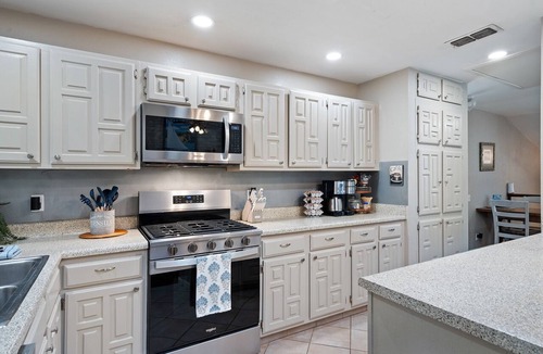 Eagle Ridge House | Escape to Reames Dream BnB: Lakefront bliss with sand volleyball awaits!