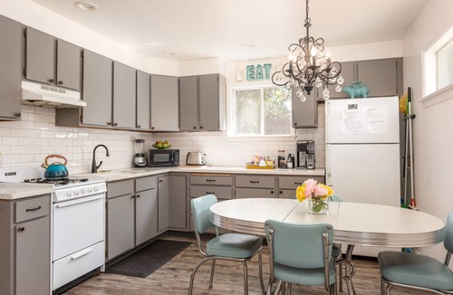 Freestone House | Escape to Sebastopol's charm, near The Barlow. We love Dogs!