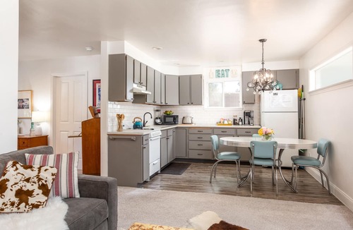 Freestone House | Escape to Sebastopol's charm, near The Barlow. We love Dogs!