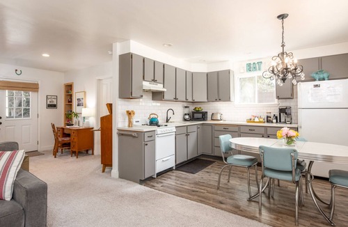 Freestone House | Escape to Sebastopol's charm, near The Barlow. We love Dogs!