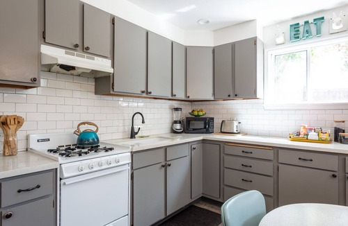 Freestone House | Escape to Sebastopol's charm, near The Barlow. We love Dogs!