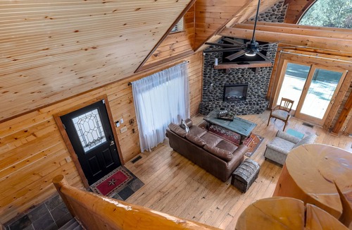 Muenster Cabin | Escape to Southern Comfort with this Stylish and Relaxing Space