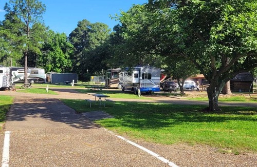 Texarkana Cabin | Escape to Texarkana's Log Cabin with All the Comforts!