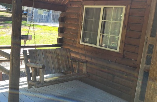 Texarkana Cabin | Escape to Texarkana's Log Cabin 2 with All the Comforts!