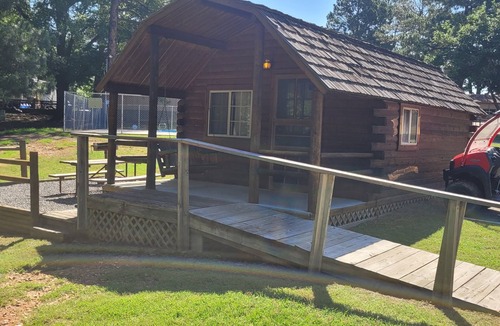 Texarkana Cabin | Escape to Texarkana's Log Cabin 2 with All the Comforts!