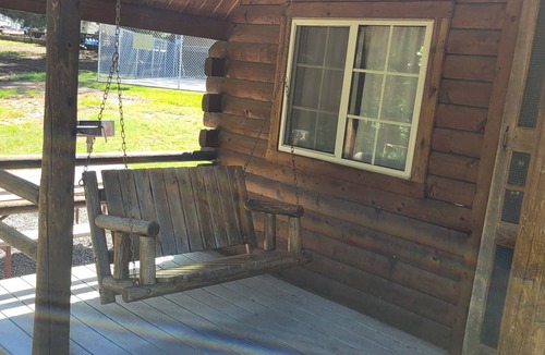 Texarkana Cabin | Escape to Texarkana's Log Cabin 2 with All the Comforts!