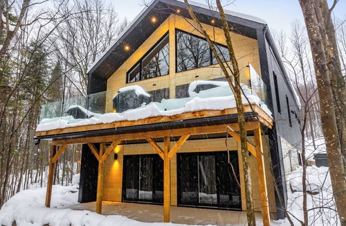 Amherst Ski Chalet | Escape to the magnificent NAYATI Chalet with Spa and Nature.