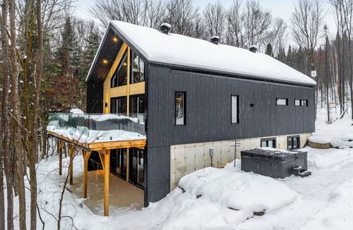 Amherst Ski Chalet | Escape to the magnificent NAYATI Chalet with Spa and Nature.