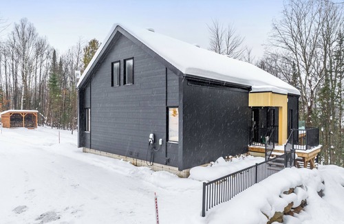 Amherst Ski Chalet | Escape to the magnificent NAYATI Chalet with Spa and Nature.