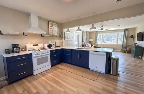 Thayer House | Escape to The Riverfront Hideaway