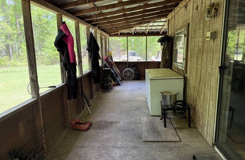 Coffeeville House | Escape to this perfect 3BR, 2BA spacious lakeside cabin!