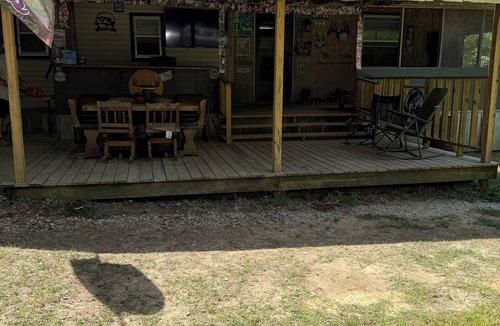 Coffeeville House | Escape to this perfect 3BR, 2BA spacious lakeside cabin!