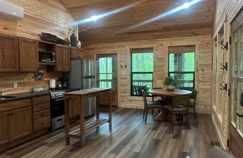 Pettigrew Cabin | Escape to Timber Ridge~ Cozy + Fire Pit +Wrap around Porch