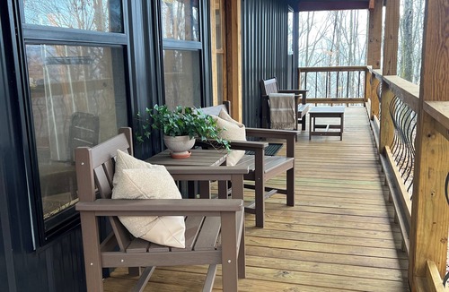 Pettigrew Cabin | Escape to Timber Ridge~ Cozy + Fire Pit +Wrap around Porch