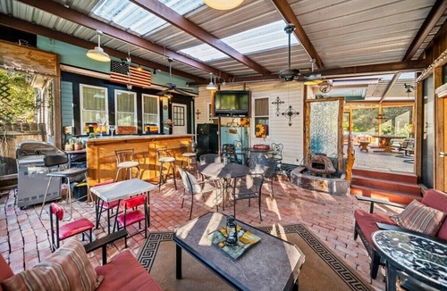 Mart House | Escape to Willow Springs Inn, Cozy Home with a View