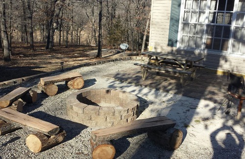 Bennett Springs Cabin | Escape to your cozy cabin near Bennett Spring State Park