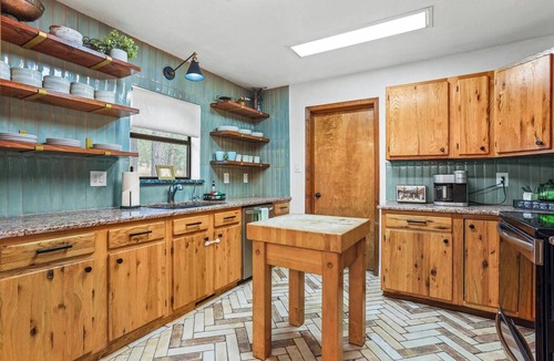 Alto House | Escape to your perfect mountain getaway! Enjoy spacious accommodations with stunning lake views, game spaces in both the "Outlaw Saloon" and kid's Bunk Room, and relaxation outdoor hot tub.