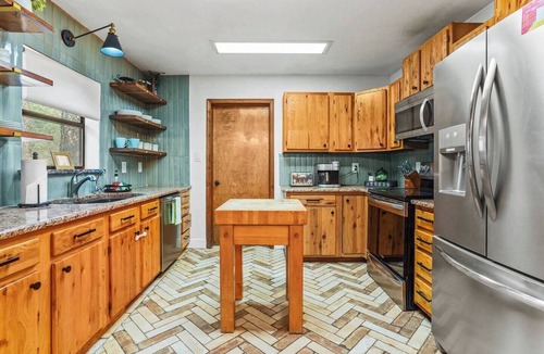 Alto House | Escape to your perfect mountain getaway! Enjoy spacious accommodations with stunning lake views, game spaces in both the "Outlaw Saloon" and kid's Bunk Room, and relaxation outdoor hot tub.