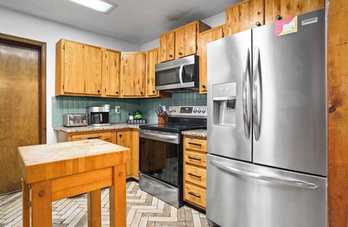 Alto House | Escape to your perfect mountain getaway! Enjoy spacious accommodations with stunning lake views, game spaces in both the "Outlaw Saloon" and kid's Bunk Room, and relaxation outdoor hot tub.