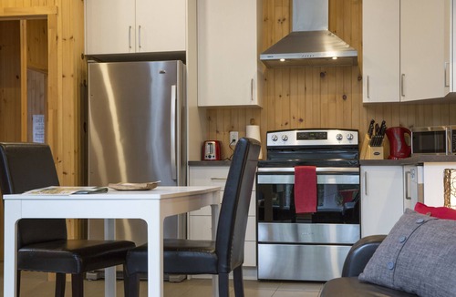 Saint-Paul-de-Montminy Cottage | ESKER NATURE ONE BEDROOM KING SIZE BED WITH PRIVATE SPA
