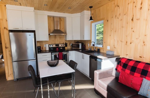 Saint-Paul-de-Montminy Cottage | ESKER NATURE ONE BEDROOM KING SIZE BED WITH PRIVATE SPA