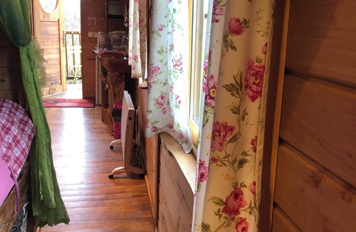 Potelle Ski Chalet | Esmeralda trailer. Unusual accomodation 2/4 persons