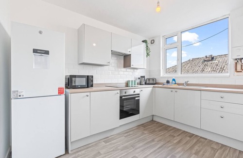 Cribbs Causeway Apartment | Esmerelda | Sleeps 8 | Contractors | Free Parking