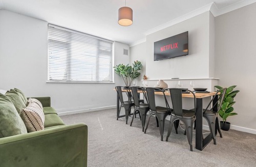 Cribbs Causeway Apartment | Esmerelda | Sleeps 8 | Contractors | Free Parking