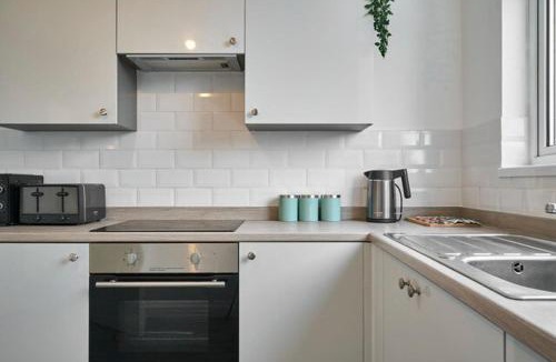 Cribbs Causeway Apartment | Esmerelda - Sleeps 8 - Contractors - Free Parking