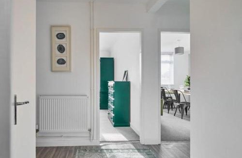 Cribbs Causeway Apartment | Esmerelda - Sleeps 8 - Contractors - Free Parking