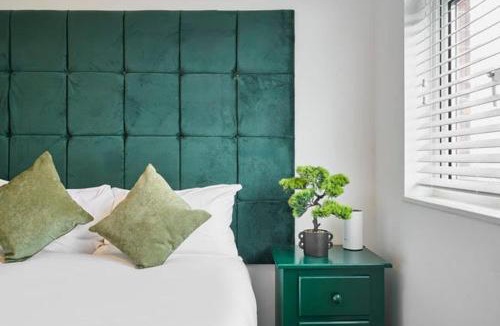 Cribbs Causeway Apartment | Esmerelda - Sleeps 8 - Contractors - Free Parking