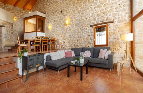 Lledo House | Espacioso pajar con chimenea y BBQ en el Matarraña