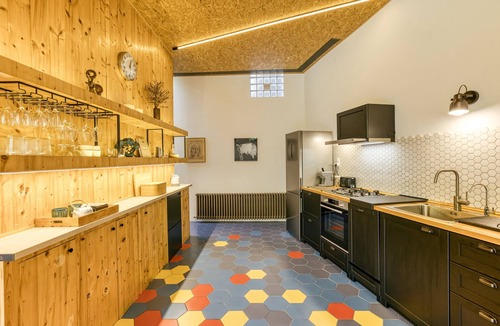 Terrades Apartment | Espai Temps - Art Home: Loft luminoso con terraza y arte en el Ampurdán