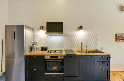 Terrades Apartment | Espai Temps - Art Home: Loft luminoso con terraza y arte en el Ampurdán