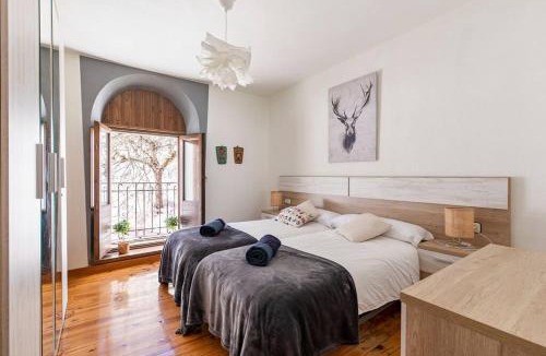 Canfranc-Estacion Apartment | Espectacular apartamento reformado en edificio histórico, con WIFI