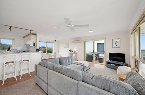 Middleton House | Esplanade Escape - Beachfront, Whale Watching
