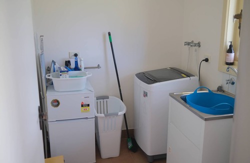 Middleton House | Esplanade Escape - Beachfront, Whale Watching